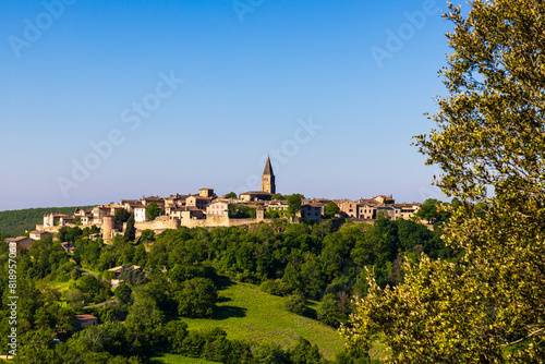 Wallpaper Mural Village médiéval de Puycelsi, au sommet de son plateau rocheux et protégé par ses remparts du XIVe siècle, dominant la Forêt de la Grésigne Torontodigital.ca