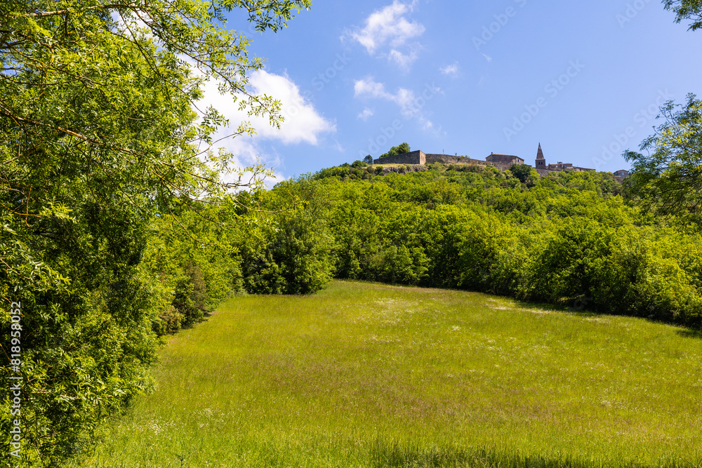 Remparts du XIVe siècle depuis le contrebas du plateau rocheux abritant du village médiéval de Puycelsi Remparts du XIVe siècle depuis le contrebas du plateau rocheux abritant du village médiéval de Puycelsi