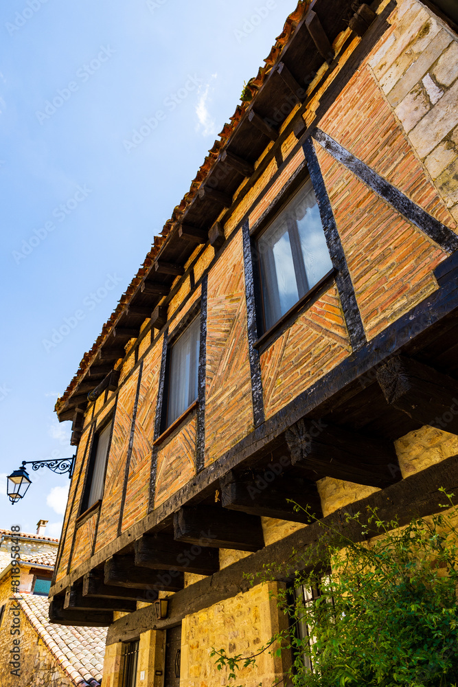 Façade des maisons en encorbellement du village médiéval de Puycelsi Façade des maisons en encorbellement du village médiéval de Puycelsi