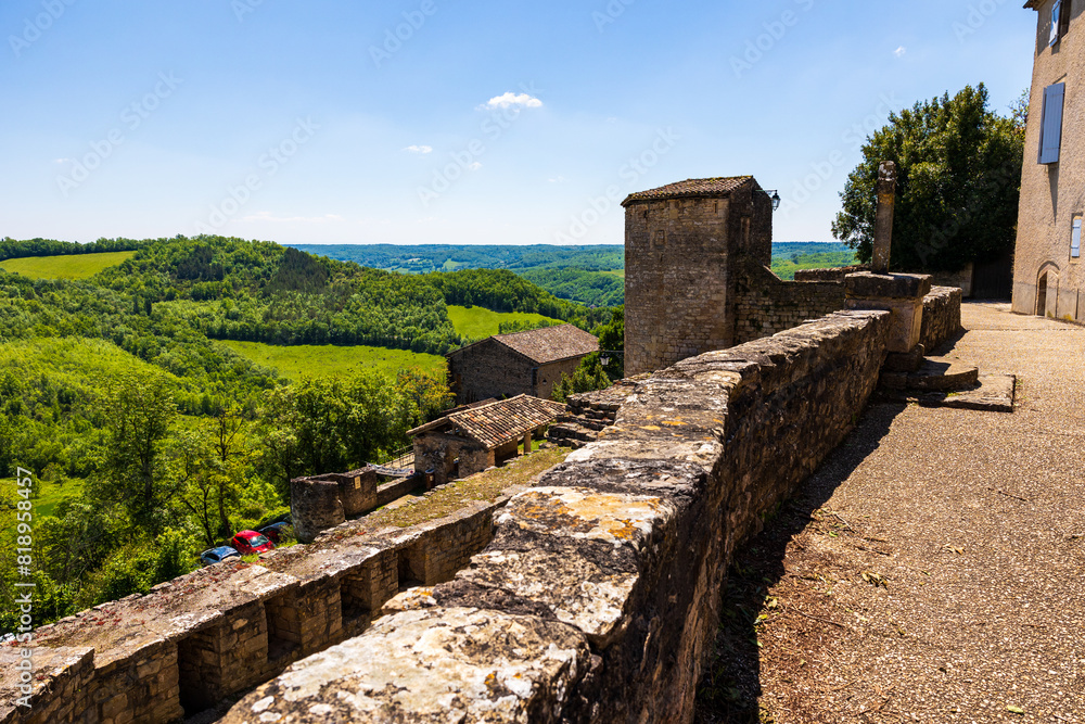 Remparts du XIVe siècle, dominant le paysage alentour du village médiéval de Puycelsi Remparts du XIVe siècle, dominant le paysage alentour du village médiéval de Puycelsi
