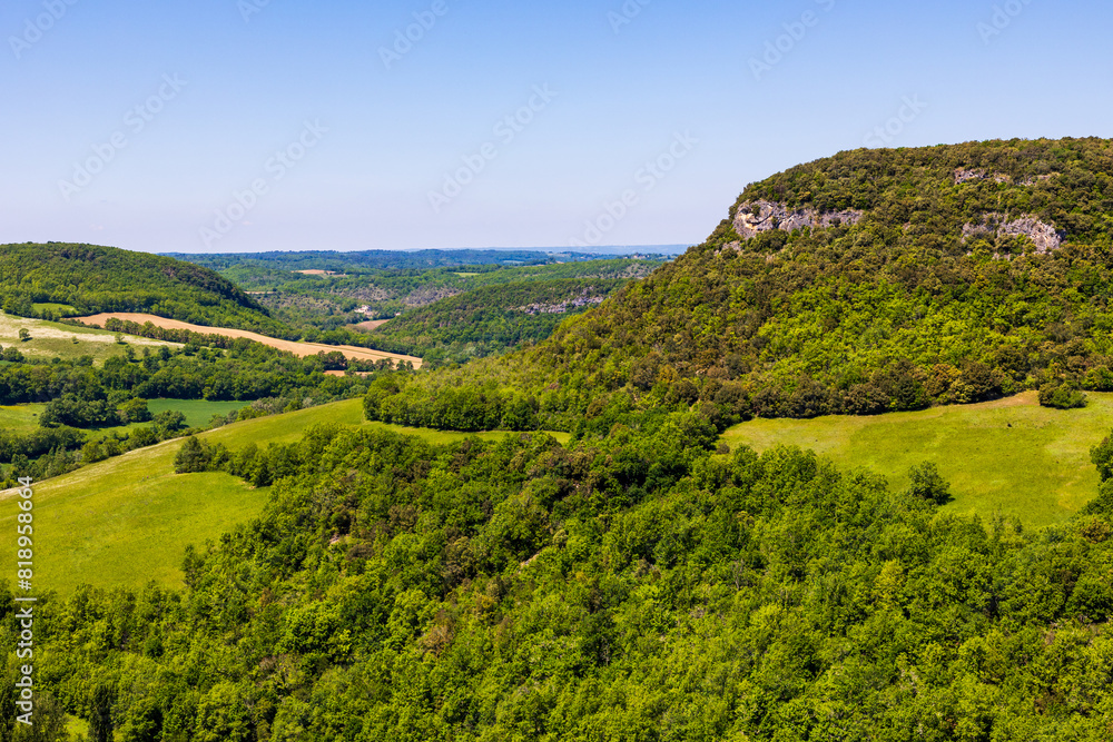Obraz premium Paysage de la vallée de la Vère et de la forêt de la Grésigne depuis la Place du Petit Saint-Roch dans le village médiéval de Puycelsi