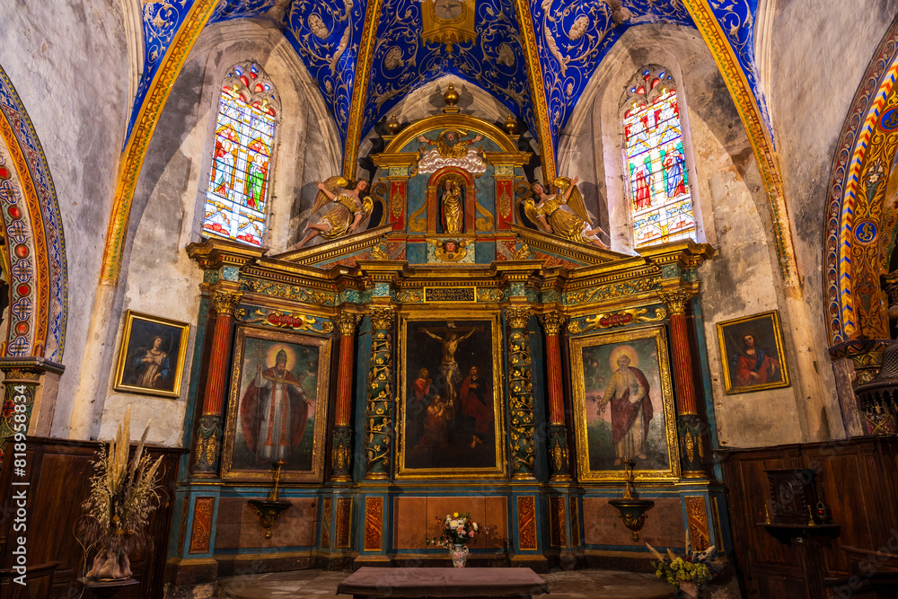 Obraz premium Autel de l’Eglise Saint-Corneille dans le village médiéval de Puycelsi