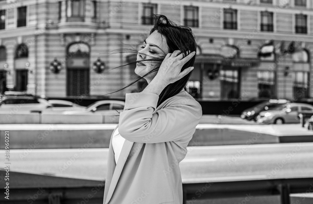 Obraz premium Woman thinking about something in big city life . Concept of modern ladies psychology