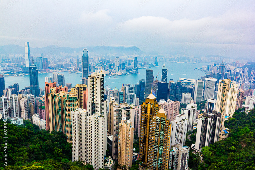 The Victoria Harbour in Hong Kong is surrounded by clouds, and it is as beautiful as entering a fairyland on earth. The Victoria Harbour in Hong Kong is surrounded by clouds, and it is as beautiful as entering a fairyland on earth.