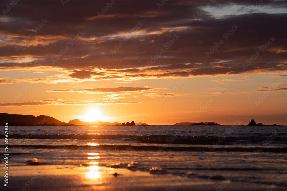 Pêcheur en surfcasting sur une plage de Bretagne en soirée - France Pêcheur en surfcasting sur une plage de Bretagne en soirée - France