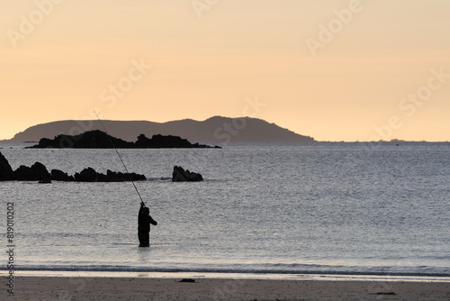 P  cheur en surfcasting sur une plage de Bretagne en soir  e - France