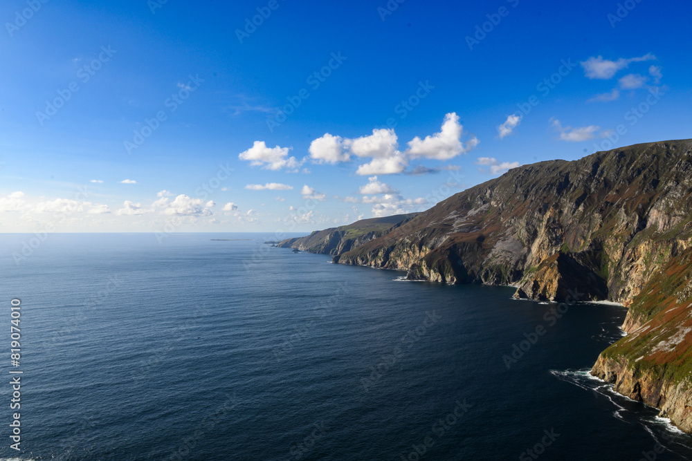 Naklejka premium Large Body of Water Next to Mountain