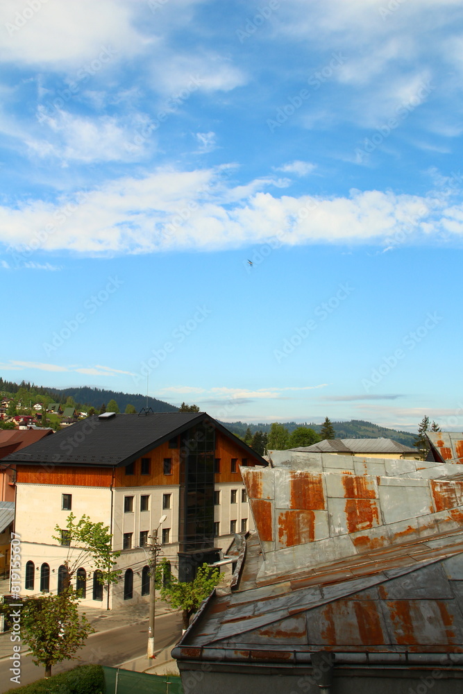 Obraz premium A group of buildings with trees in the background