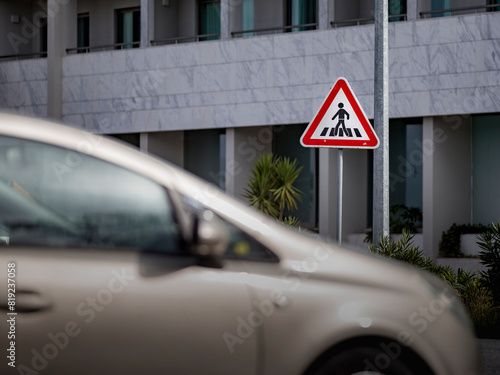Detalhe de sinal de perigo na rua, indicação de aproximação a uma travessia de peões. 