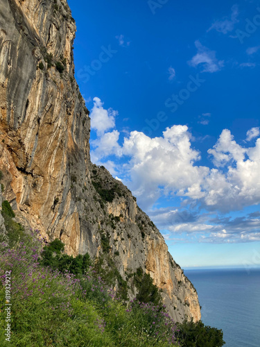 Am Cime de la Giraude, eine steile Felswand über dem Mittelmeer bei Menton photo