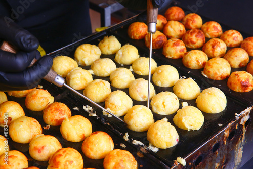 a clerk who makes takoyaki photo