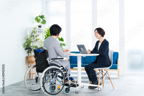 車椅子に乗って働くビジネスウーマン © taka