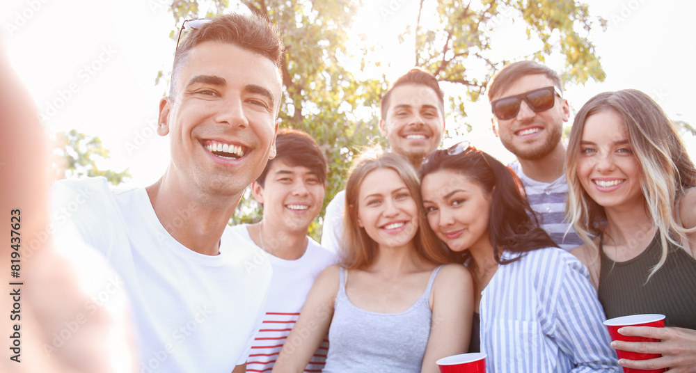 Obraz premium Group of attractive young people taking selfie outdoors