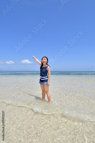 ビーチで遊ぶ女の子（フィリピン、パンダノン島）