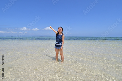 ビーチで遊ぶ女の子（フィリピン、パンダノン島）