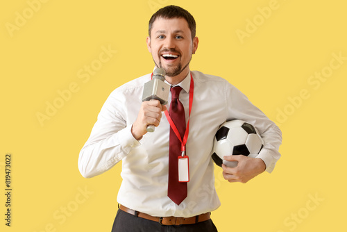 Male reporter with micropho...