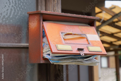郵便物が溢れた古い郵便受け
