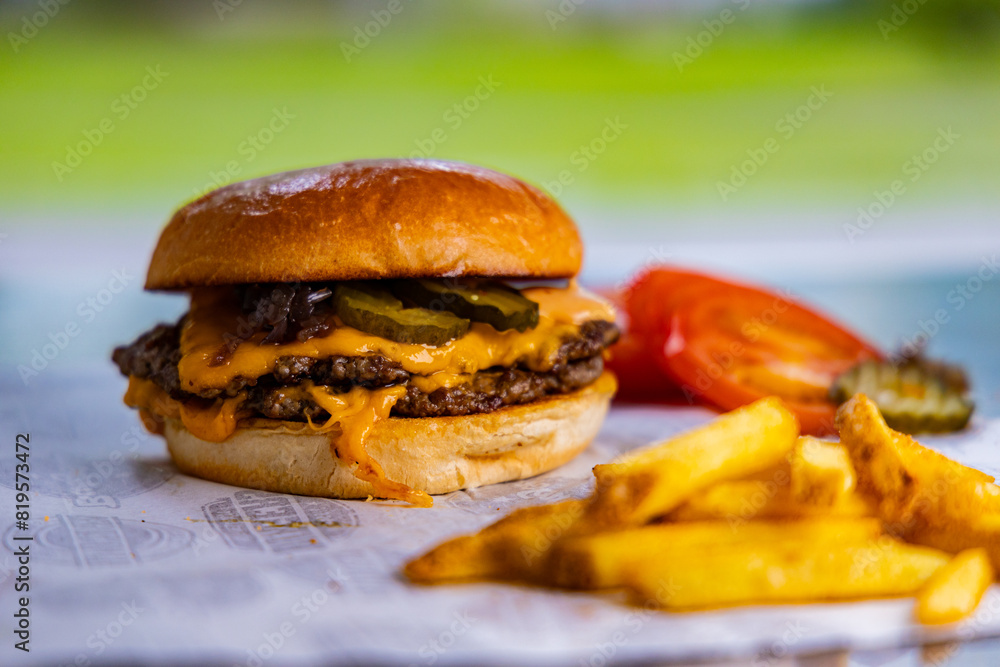 Smashed Burger mit Pommes Frites Smashed Burger mit Pommes Frites