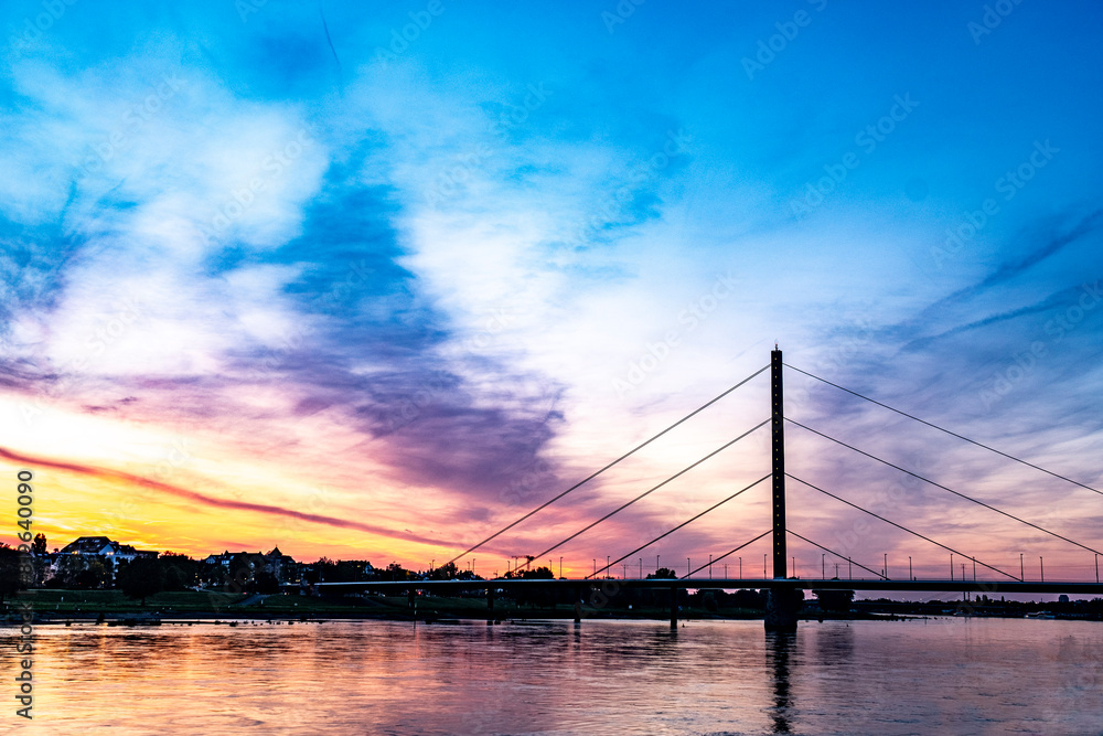 Fototapeta premium Brücke über Rhein in Düsseldorf bei Sonnenuntergang