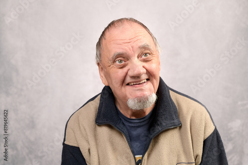 portrait homme âgé au grand sourire sur fond gris