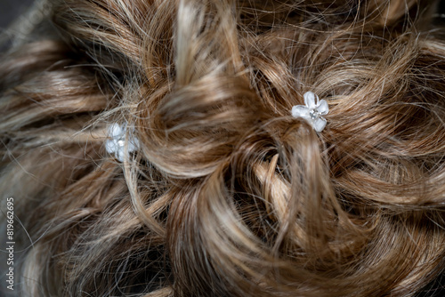 détails d'une coiffure de mariée sur cheveux blonds