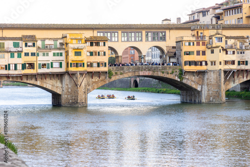 Obraz na plátně Florence, Italy - April 10, 2024: View of the Vecchio Bridge in Florence with to
