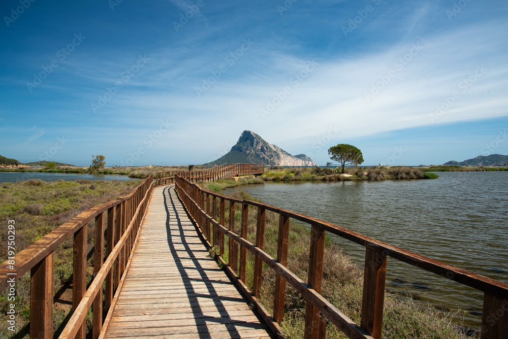 Spiaggia di Porto Taverna con su lo sfondo l'isola di Tavolara, Sardegna. Spiaggia di Porto Taverna con su lo sfondo l'isola di Tavolara, Sardegna.