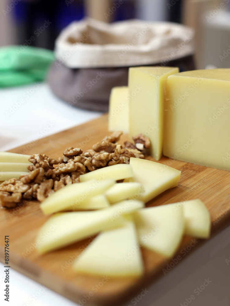 bodegón de queso con nueces en una tabla de cocina de madera bodegón de queso con nueces en una tabla de cocina de madera