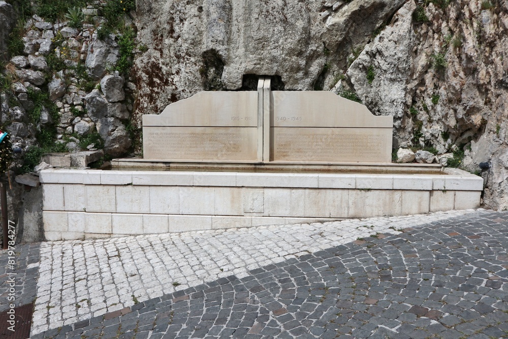Macchiagodena - Monumento ai Caduti a fontana in Piazza Ottavio De Salvio