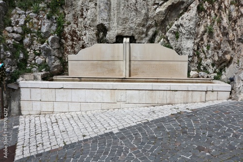 Obraz na płótnie Macchiagodena - Monumento ai Caduti a fontana in Piazza Ottavio De Salvio w salonie