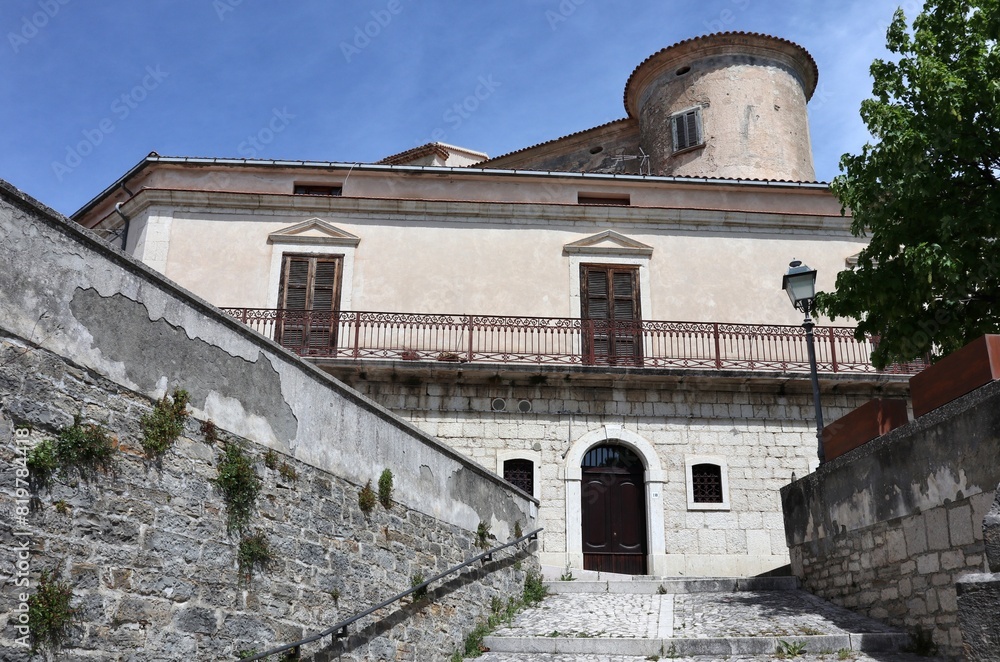 Macchiagodena - Palazzo dell’Olmo antistante il castello