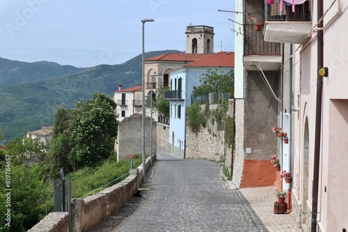 Obraz na płótnie Macchiagodena - Scorcio del borgo da Via XXIV Maggio w salonie