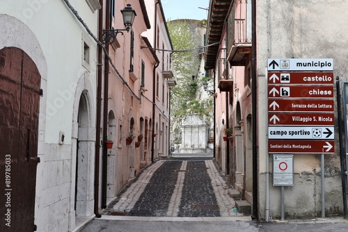 Obraz na płótnie Macchiagodena - Scorcio di Piazza Ottavio De Salvio da Via Vittorio Veneto w salonie