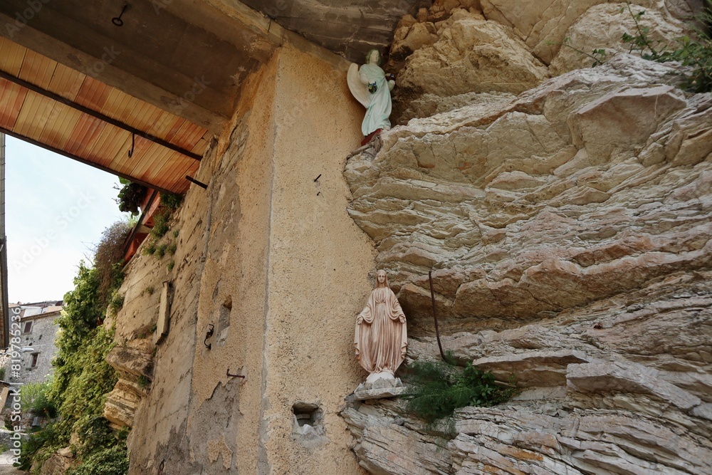 Macchiagodena - Statuette in Via Basciano