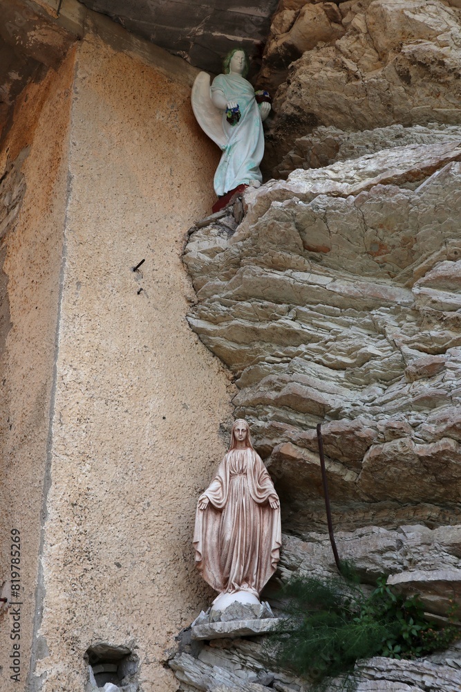 Macchiagodena - Statuine in Via Basciano