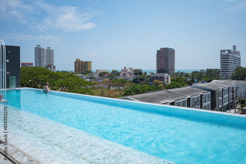 Obraz premium A pool with a city view in the background
