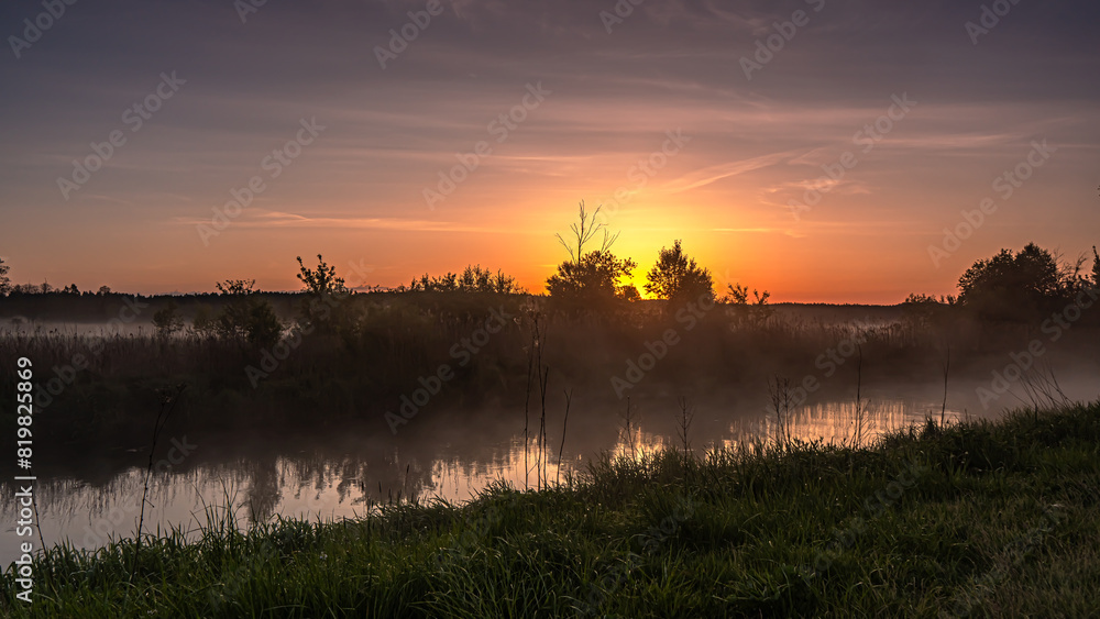 Obraz premium Sunrise over the Suprasl River at the boulevard in Suprasl.