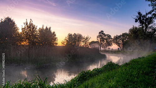 Fotografie Sunrise over the Suprasl River at the boulevard in Suprasl.