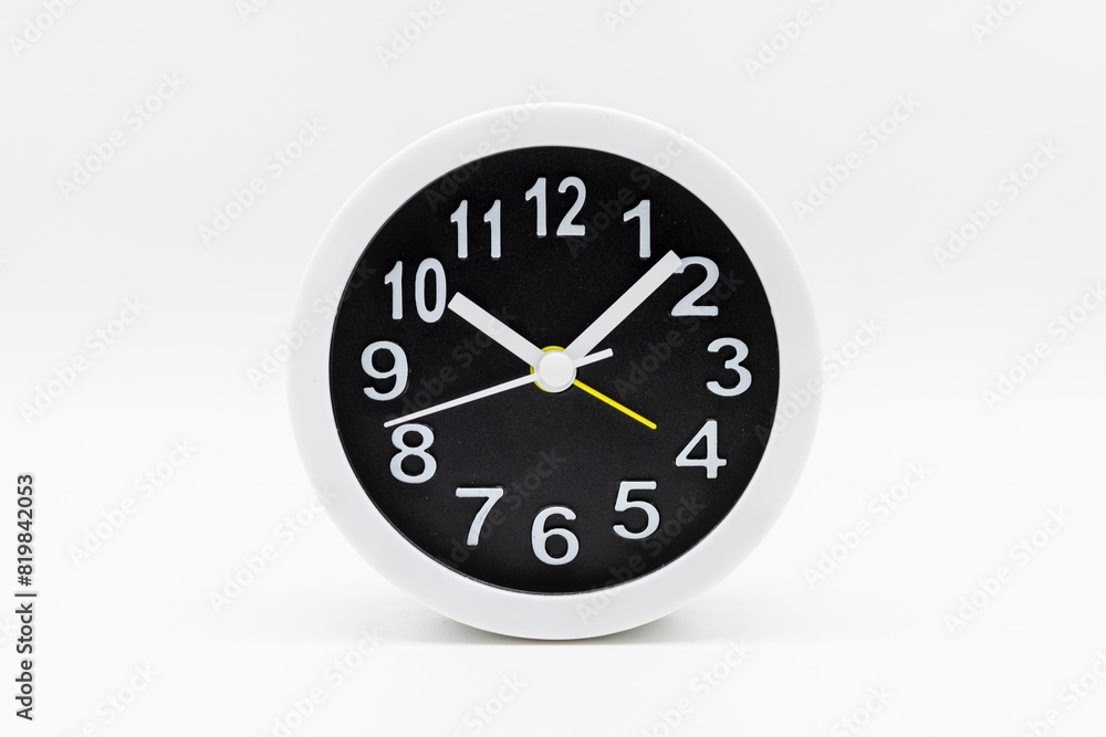 Reloj circular marcando las 10 y 8 minutos, aislado en blanco Reloj circular marcando las 10 y 8 minutos, aislado en blanco