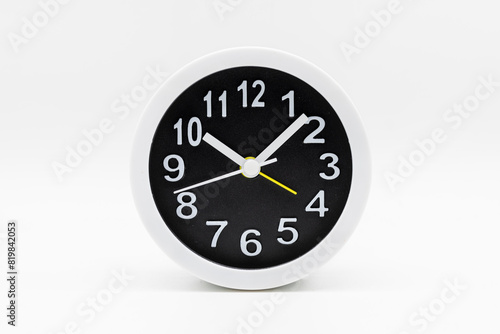Reloj circular marcando las 10 y 8 minutos, aislado en blanco