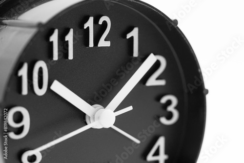 Reloj circular marcando las 10 y 8 minutos, aislado en blanco