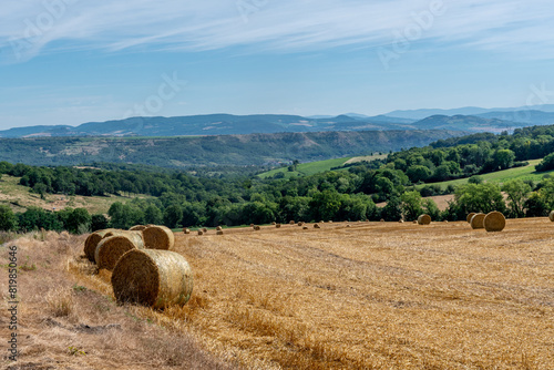 superbe panorama sur les monts du Forez avec un champ de blé moissonné et belles bottes de paille par une belle journée d'été