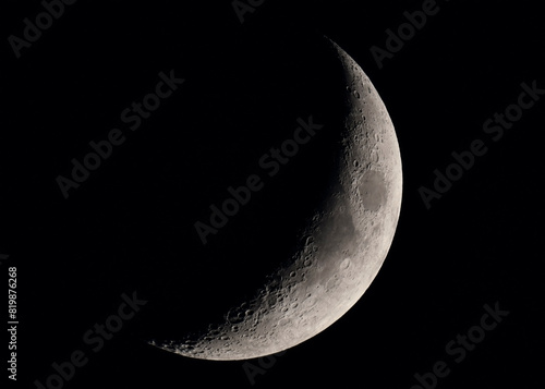 Księżyc widziany przez teleskop kilka dni po nowiu photo
