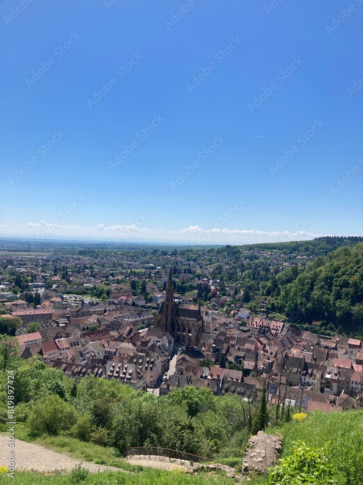 Obraz premium Vue sur Thann à partir des ruines du Château d'Engelbourg - l'Œil de la Sorcière à Thann dans les Vosges - France - Europe