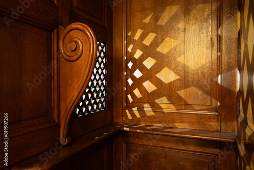 Lumière à travers le grillage d'un confessionnal dans l'église Saint-Remacle à Verviers - Belgique - Europe