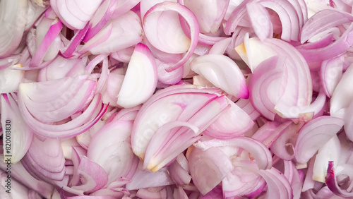 Sliced shallots for cooking ingredients © Pisan