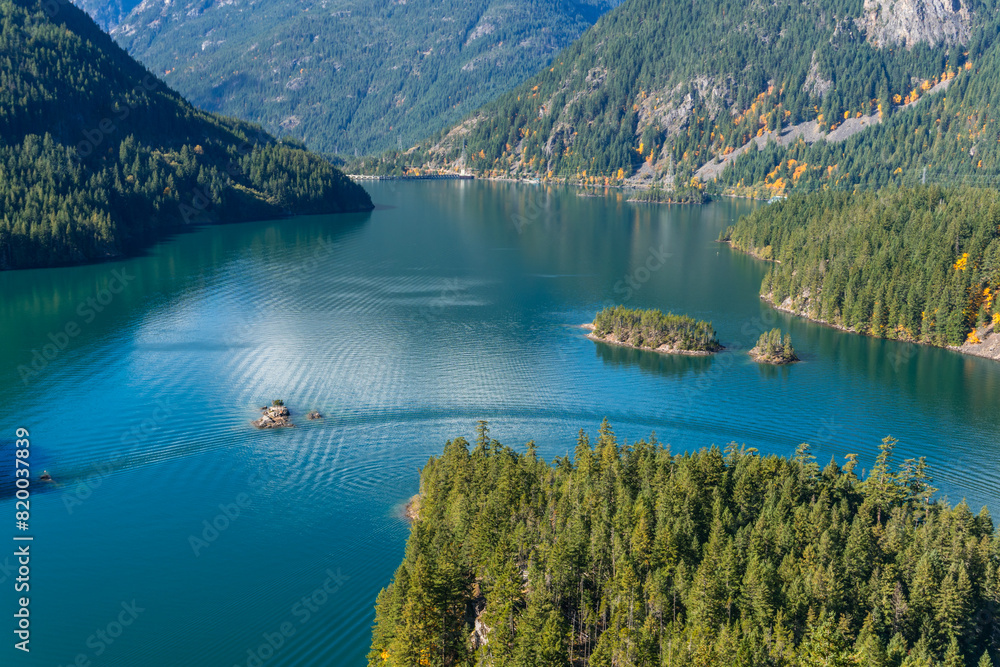 Obraz premium Diablo Lake Overlook at Ross Lake near the town of Mazama in the North Cascades mountains, Washington State, USA.