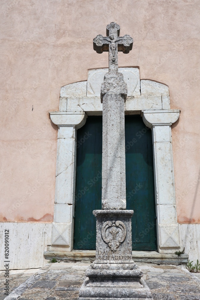 Macchiagodena - Croce viaria antistante la Chiesa di San Lorenzo