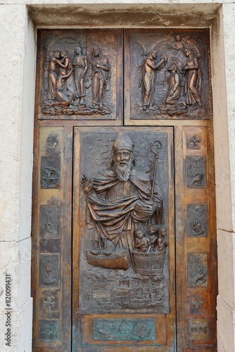 Obraz na płótnie Macchiagodena - Porta di ingresso della Chiesa di San Nicola di Bari w salonie