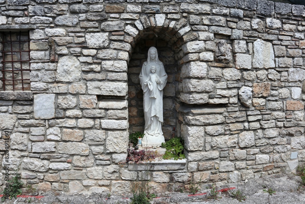 Macchiagodena - Statua della Madonna con Bambino ai piedi della Chiesa di San Nicola di Bari